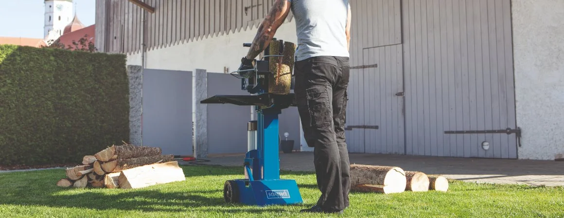 Person mit Holzspalter